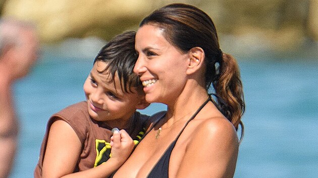 Eva Longoria se synem na &scaron;panělsk&eacute; pl&aacute;ži (2025)