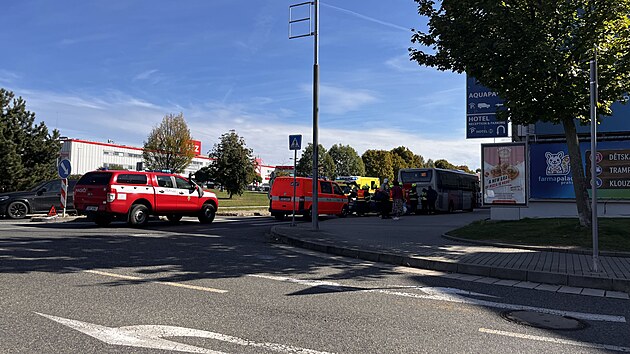 Záchranné složky u autobusové zastávky v Čestlicích, kde řidič osobním vozem narazil do stojícího autobusu. (27. září 2026)