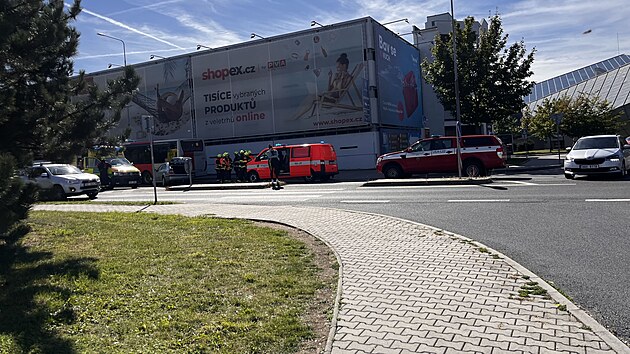 Záchranné složky u autobusové zastávky v Čestlicích, kde řidič osobním vozem narazil do stojícího autobusu. (27. září 2026)