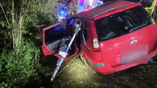 Vrak auta, kter&yacute; kolem půl třet&iacute; hodiny rann&iacute; sjel z vozovky a narazil do stromu. Z pěti cestuj&iacute;c&iacute;ch jeden nepřežil. (27. z&aacute;ř&iacute; 2026)