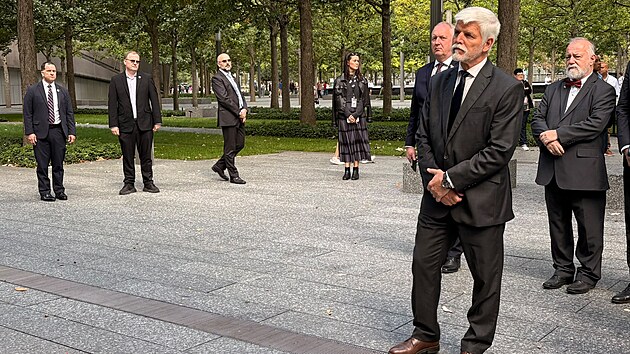 Během prvního dne své pracovní cesty do Spojených států navštívil český prezident Petr Pavel Národní památník 11. září. U hrušně známé jako Survivor Tree uctil oběti teroristických útoků. (21. září 2026)