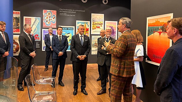 Česk&yacute; prezident Petr Pavel a slovensk&yacute; prezident Peter Pellegrini na v&yacute;stavě československ&yacute;ch plak&aacute;tů v Česk&eacute; n&aacute;rodn&iacute; budově v New Yorku. (21. z&aacute;ř&iacute; 2026)