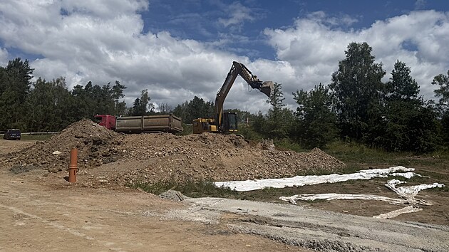 Ředitelství silnic a dálnic bude až do prvního pololetí roku 2027 opravovat mimoúrovňovou křižovatku u Boru na Karlovarsku. Přibude bezpečný připojovací pruh.