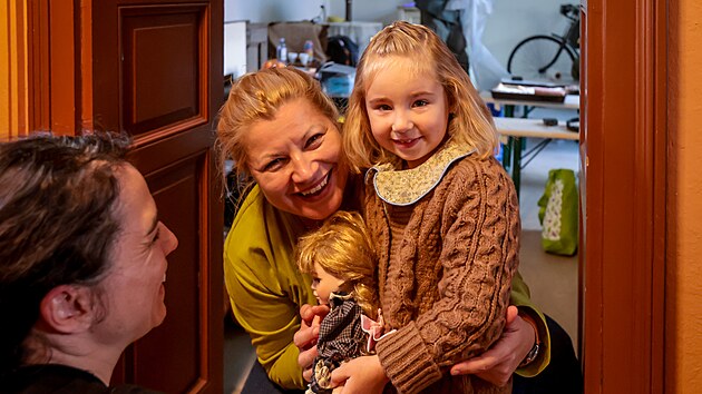 Režisérka Silvia Gregorová (na snímku se 4letou Adinou Kateřinou Štifterovou) natáčí v těchto dnech v českokrumlovském Fotoateliéru Seidel krátký film na motivy povídek jihočeského spisovatele Jana Štiftera Světlo z Pauliny. Film bude uvedený v příštím roce na festivalu v Karlových Varech. (21. 9. 2026)