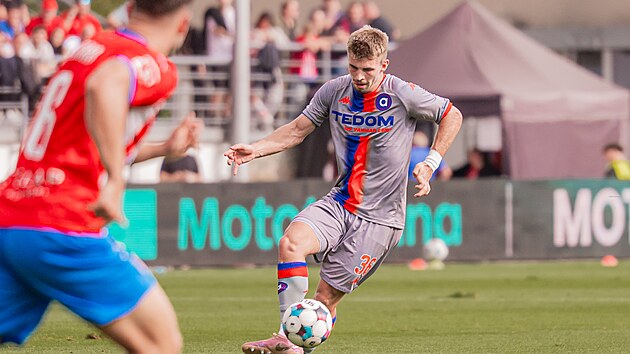 Sebastian Boh&aacute;č (v &scaron;ed&eacute;m) při sv&eacute;m debutu v dresu Artisu Brno, do kter&eacute;ho při&scaron;el po nepoveden&eacute;m dvouměs&iacute;čn&iacute;m angažm&aacute; v plzeňsk&eacute; Viktorii.