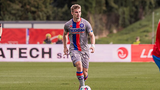 Sebastian Boh&aacute;č (v &scaron;ed&eacute;m) při sv&eacute; premi&eacute;ře v dresu Artisu Brno, do kter&eacute;ho při&scaron;el po nepoveden&eacute;m dvouměs&iacute;čn&iacute;m angažm&aacute; v plzeňsk&eacute; Viktorii.