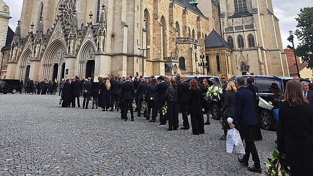 Na poslední rozloučení s olomouckým byznysmenem a developerem Richardem Morávkem dorazil do katedrály svatého Václava zástup smutečních hostů. (25. září 2026)