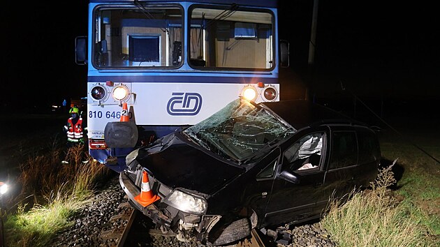 U Náměště na Hané na Olomoucku narazil vlak do auta, jehož řidič vyjel z cesty a vůz poté zůstal stát na kolejích. Posádka stihla utéct. (23. září 2026)