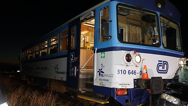 U Náměště na Hané na Olomoucku narazil vlak do auta, jehož řidič vyjel z cesty a vůz poté zůstal stát na kolejích. Posádka stihla utéct. (23. září 2026)