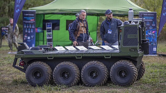 Na armádním polygonu v Lipníku nad Bečvou na Přerovsku se v rámci mezinárodního cvičení Drone Shield konala rozsáhlá ukázka pozemních dronů od různých výrobců z Česka i zahraničí. (22. září 2026)