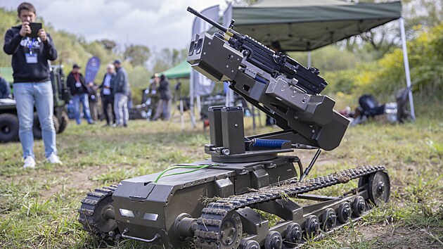 Na armádním polygonu v Lipníku nad Bečvou na Přerovsku se v rámci mezinárodního cvičení Drone Shield konala rozsáhlá ukázka pozemních dronů od různých výrobců z Česka i zahraničí. (22. září 2026)