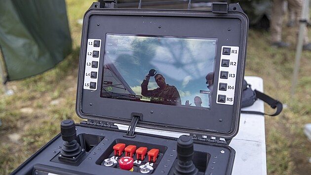 Na armádním polygonu v Lipníku nad Bečvou na Přerovsku se v rámci mezinárodního cvičení Drone Shield konala rozsáhlá ukázka pozemních dronů od různých výrobců z Česka i zahraničí. (22. září 2026)
