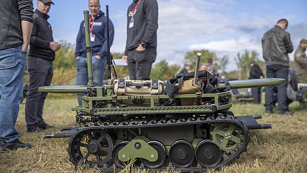 Na armádním polygonu v Lipníku nad Bečvou na Přerovsku se v rámci mezinárodního cvičení Drone Shield konala rozsáhlá ukázka pozemních dronů od různých výrobců z Česka i zahraničí. (22. září 2026)