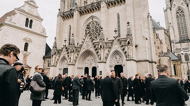 Na poslední rozloučení s olomouckým byznysmenem a developerem Richardem Morávkem dorazil do katedrály svatého Václava zástup smutečních hostů. (25. září 2026)