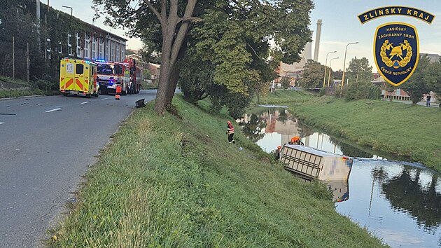 Velk&eacute; &scaron;těst&iacute; měl ve Zl&iacute;ně řidič, kter&yacute; opil&yacute; usedl za volant dod&aacute;vky a vyrazil na cestu. Na n&aacute;břež&iacute; u průmyslov&eacute; z&oacute;ny Rybn&iacute;ky vyjel ze silnice, narazil do stromu a pak sjel do koryta řeky. Vyv&aacute;zl bez zraněn&iacute;. (18. z&aacute;ř&iacute; 2026)