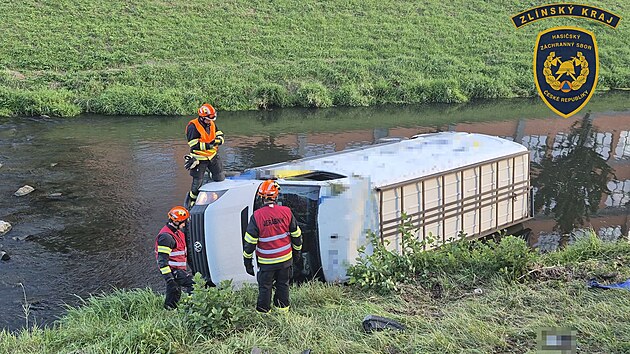 Velk&eacute; &scaron;těst&iacute; měl ve Zl&iacute;ně řidič, kter&yacute; opil&yacute; usedl za volant dod&aacute;vky a vyrazil na cestu. Na n&aacute;břež&iacute; u průmyslov&eacute; z&oacute;ny Rybn&iacute;ky vyjel ze silnice, narazil do stromu a pak sjel do koryta řeky. Vyv&aacute;zl bez zraněn&iacute;. (18. z&aacute;ř&iacute; 2026)