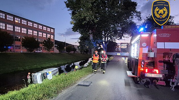 Velk&eacute; &scaron;těst&iacute; měl ve Zl&iacute;ně řidič, kter&yacute; opil&yacute; usedl za volant dod&aacute;vky a vyrazil na cestu. Na n&aacute;břež&iacute; u průmyslov&eacute; z&oacute;ny Rybn&iacute;ky vyjel ze silnice, narazil do stromu a pak sjel do koryta řeky. Vyv&aacute;zl bez zraněn&iacute;. (18. z&aacute;ř&iacute; 2026)