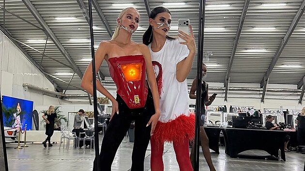 Šestnáctiletá Salma Hájek Belohorcová (vlevo) zazářila jako modelka na módní přehlídce návrháře Osmanyho Laffity. (Praha, září 2026)