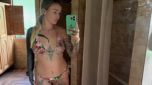 Karolína Urbanová ukázala postavu rok po porodu. (září 2026)