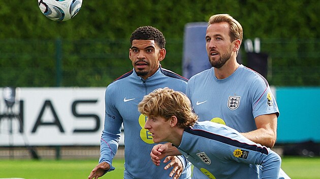 Angličt&iacute; fotbalist&eacute; Anthony Gordon (dole), Morgan Gibbs-White a Harry Kane během tr&eacute;ninku