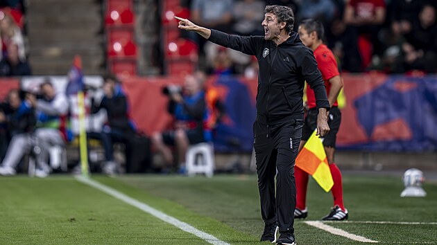 Santi Denia při sv&eacute;m debutu na pozici kouče česk&yacute;ch fotbalistů.