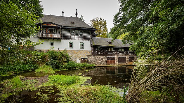 Na soutoku Metuje a Olešenky se nachází někdejší mlýn s pilou přestavěný na výletní restauraci.