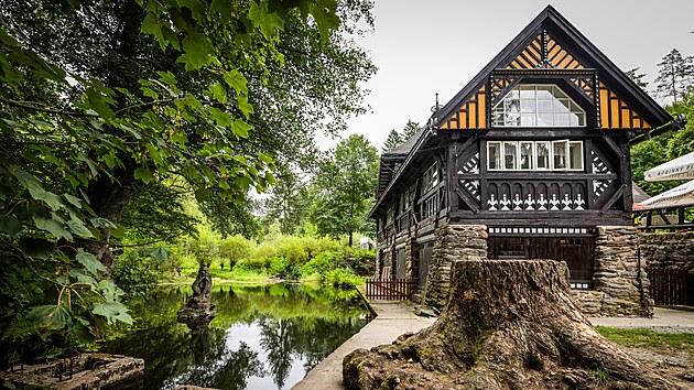 Autorem přestavby Bartoňovy útulny je slovenský architekt Dušan Jurkovič, který sem vnesl dekorativní prvky lidové architektury.