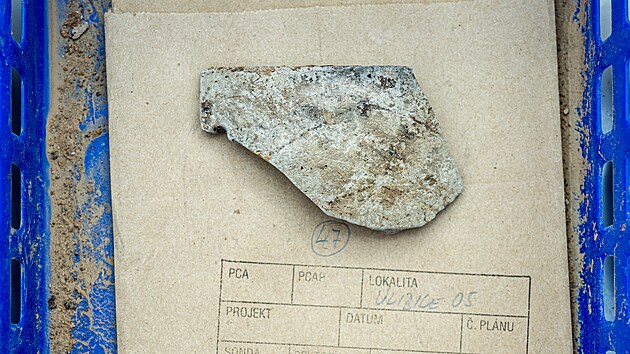 Keramika nalezená při archeologickém záchranném výzkumu na budoucím úseku D35 Úlibice-obchvat (25. září 2026)