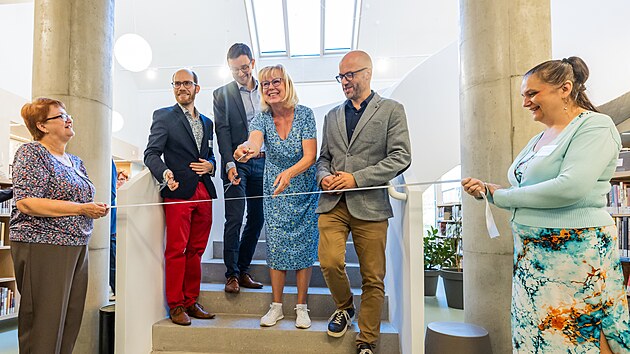 Stříhání pásky při slavnostním otevření knihovny v Jičíně (29. září 2026)
