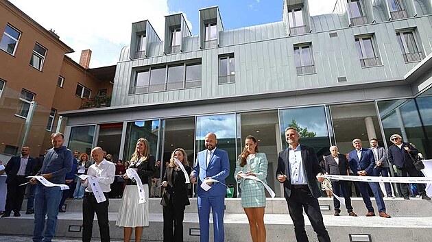 Plzeň dokončila rekonstrukci historick&eacute;ho objektu na adrese Klatovsk&aacute; 19, v němž se nach&aacute;z&iacute; Loosovy interi&eacute;ry. Kromě rekonstrukce tř&iacute;podlažn&iacute;ho objektu vznikla ve dvoře budovy př&iacute;stavba, jej&iacute;ž dominantou je třicetitunov&yacute; tank  Sherman. (21. z&aacute;ř&iacute; 2026)