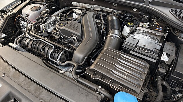 Vizuální kontrola motorového prostoru naší Octavie Všimněte si, že motor 1.5 TSI už nemá ani měrku na olej. Zjistit stav oleje musíte na multimediální obrazovce v kabině.