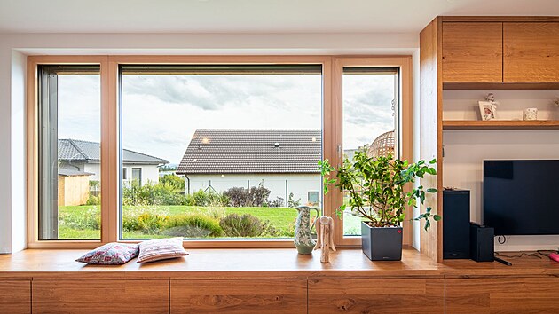 Petr si pochvaluje, že byl návrh interiéru součástí architektonické studie a zohlednil množství úložných prostorů i celkový výraz interiéru.
