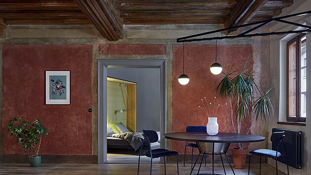 Místnost byla druhotně rozdělena příčkou, kterou architekti zbourali, a prostor tak otevřeli do jeho původní dispozice.