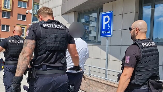 Policisté vedou mladšího z obviněných k vazebnímu jednání. „Za stejné protiprávní jednání byl už v minulosti potrestán,“ sdělila policejní mluvčí Eva Michalíková.