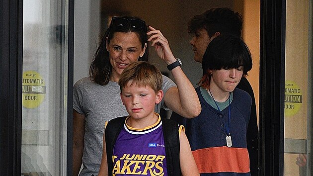 Jennifer Garnerová, její syn Samuel Affleck a dcera Seraphina Afflecková (Santa Monica, 14. října 2023)