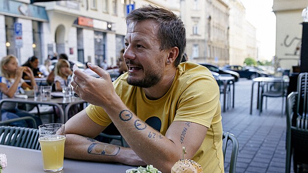 Jan Vlachynský stojí za uskupením Lidi z Baru a podniky, mezi něž patří například Bar, který neexistuje, populární 4pokoje nebo zážitkový Super Panda Circus.