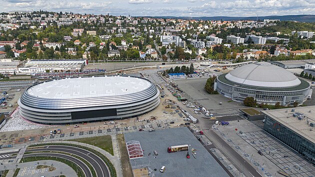 Multifunkční T Arena, kterou dělníci dokončují v areálu brněnského výstaviště. (23. září 2026)
