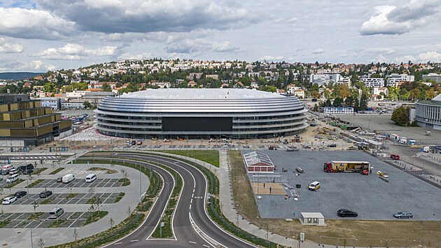 Multifunkční T Arena, kterou dělníci dokončují v areálu brněnského výstaviště. (23. září 2026)
