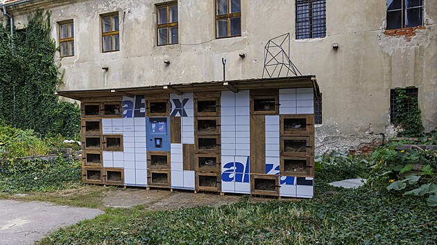 V komunitní zahradě brněnské Káznice přibyla v rámci festivalu Faktor K nová umělecká instalace Králíkárna. Dílo Pavla Karouse, které proměnilo výdejní box v králíkárnu, má přimět k zamyšlení nad proměnou veřejného prostoru, způsobem zásobování i rostoucím vlivem velkých korporací. (23. září 2026)