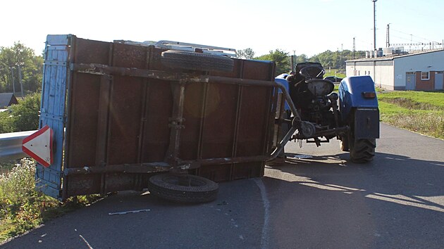 V přerovsk&eacute; č&aacute;sti Dluhonice se převr&aacute;tila vlečka za traktorem, na kter&eacute; sedělo 13 lid&iacute;, 11 z nich utrpělo lehč&iacute; zraněn&iacute;. Řidič nad&yacute;chal přes jedno a půl promile alkoholu v dechu. (26. z&aacute;ř&iacute; 2026)