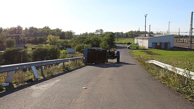 V přerovsk&eacute; č&aacute;sti Dluhonice se převr&aacute;tila vlečka za traktorem, na kter&eacute; sedělo 13 lid&iacute;, 11 z nich utrpělo lehč&iacute; zraněn&iacute;. Řidič nad&yacute;chal přes jedno a půl promile alkoholu v dechu. (26. z&aacute;ř&iacute; 2026)