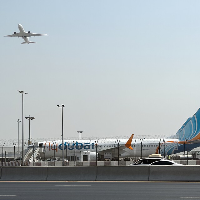 Letoun společnosti flydubai na letišti v Dubaji (30. zář 2026)