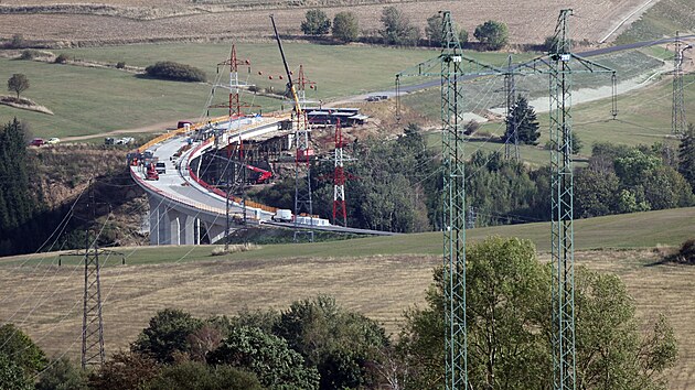 Stavební ruch na obchvatu Brtnice. Stavbaři nyní z posuvných vozíků betonují mostní římsy 311 metrů dlouhé estakády. Druhé největší přemostění na Vysočině vyjde i s obchvatem na 600 milionů korun.