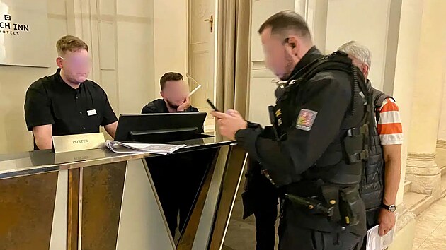 Policist&eacute; zasahovali v hotelu skupiny Czech Inn Hotels v Brně na &Scaron;ilingrově n&aacute;měst&iacute;. Nezn&aacute;m&yacute; muž se skryl pod postel&iacute; jednoho z pokojů a vyděsil filip&iacute;nsk&eacute;ho n&aacute;v&scaron;těvn&iacute;ka. (26. z&aacute;ř&iacute; 2026)