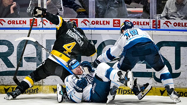 29. 9. 2026. Verva Litvínov - Bílí Tygři Liberec, hokejová extraliga. Na ledě liberecký Adam Najman, vpravo spoluhráč Jakub Rychlovský, vlevo domácí Vojtěch Husinecký.