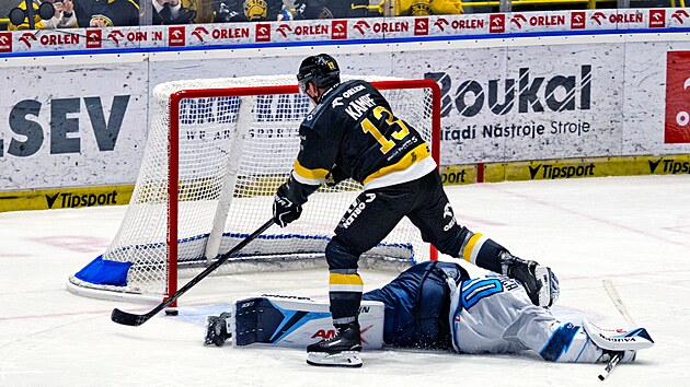 29. 9. 2026. Verva Litvínov - Bílí Tygři Liberec, hokejová extraliga. David Kämpf z Litvínova v šanci, kterou nevyužil. Na zemi Petr Kváča.