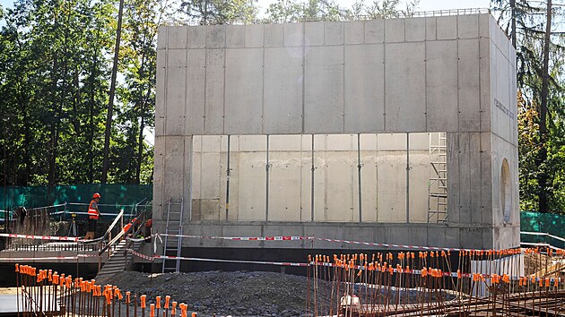 V olomoucké zoologické zahradě je v plném proudu výstavba nového vzdělávacího centra Loděnka, jehož dominantou bude největší hlubinné akvárium svého druhu v Česku.