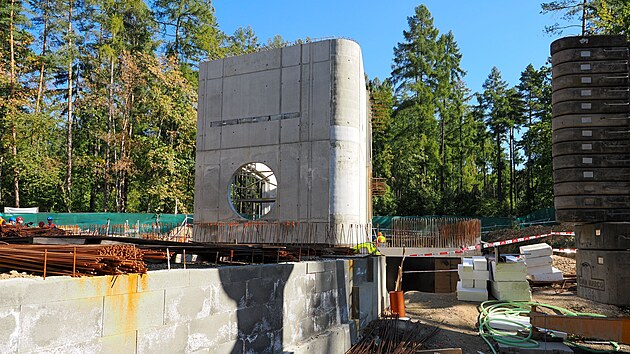 V olomoucké zoologické zahradě je v plném proudu výstavba nového vzdělávacího centra Loděnka, jehož dominantou bude největší hlubinné akvárium svého druhu v Česku.