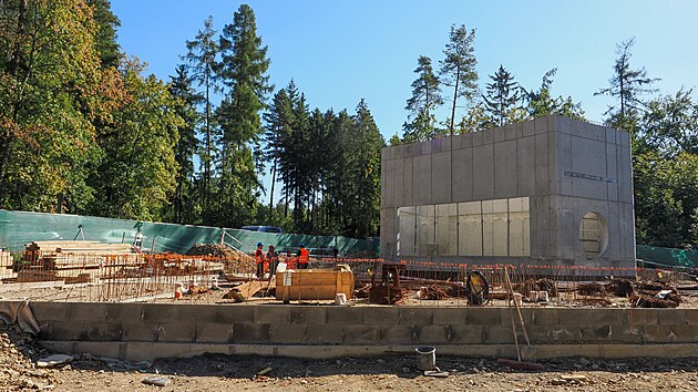 V olomoucké zoologické zahradě je v plném proudu výstavba nového vzdělávacího centra Loděnka, jehož dominantou bude největší hlubinné akvárium svého druhu v Česku.