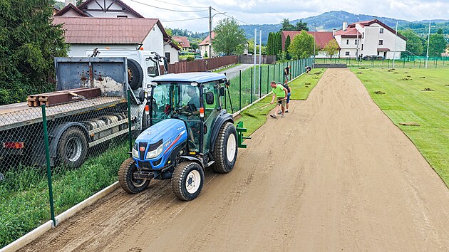 Nová cesta v Jablůnce na Vsetínsku vedla přes hřiště, silničáři ho proto „přeložili“. (září 2026)
